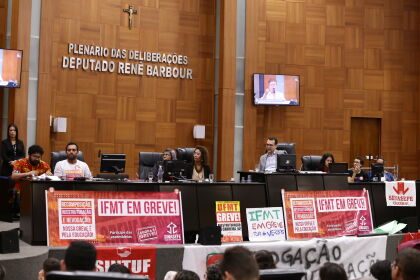  Trabalhadores e alunos se reúnem na Assembleia Legislativa para discutir o ensino público federal